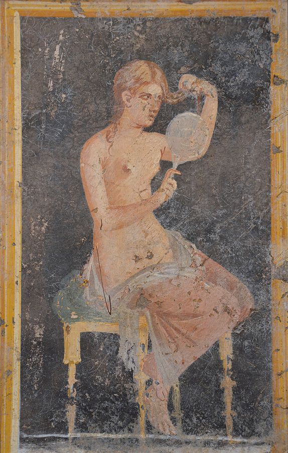 Ein antikes Fresco von einer Frau, die sich vor einem Spiegel schminkt.