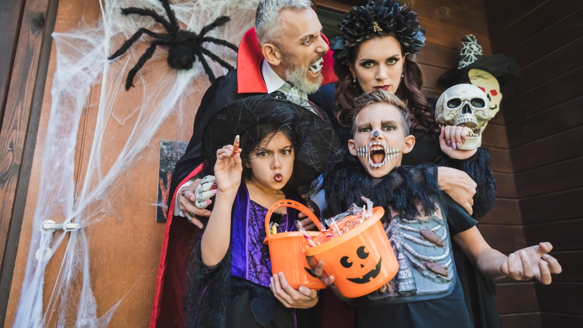 Eine Familie trägt ein Familienkostüm an Halloween.