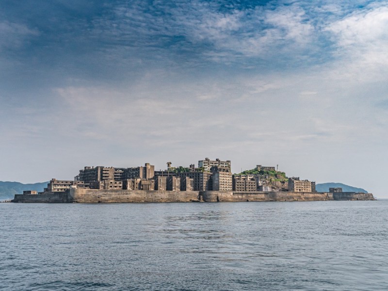 Ein Foto der Insel 'Battleship Island', vom Wasser aus fotografiert.