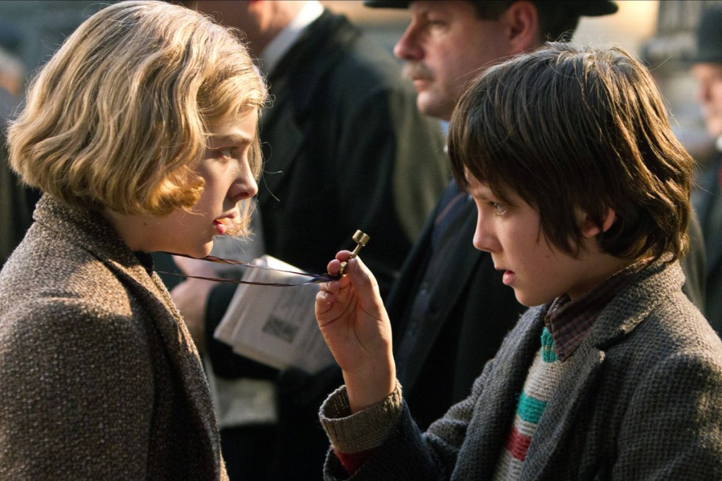 Chloe Grace Moretz und Asa Butterfield im Film 'Hugo'.