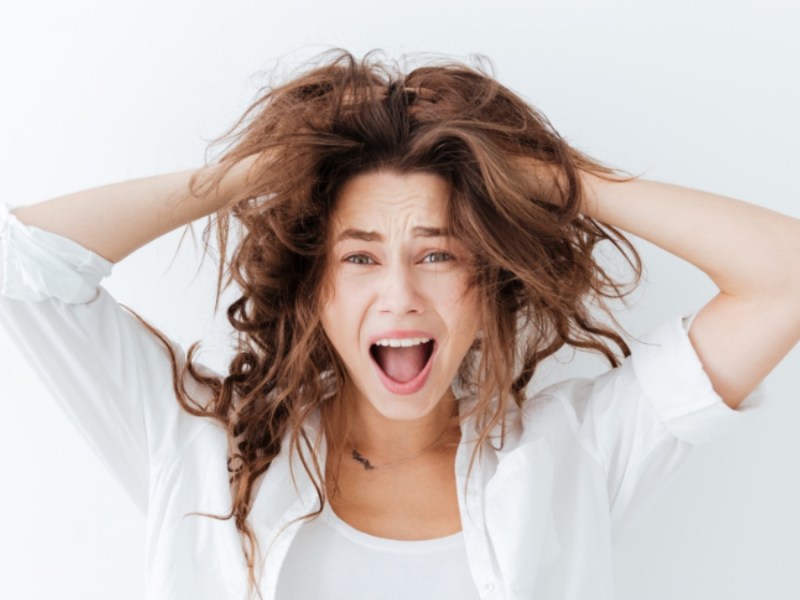 Junge Frau mit schlechten Haaren