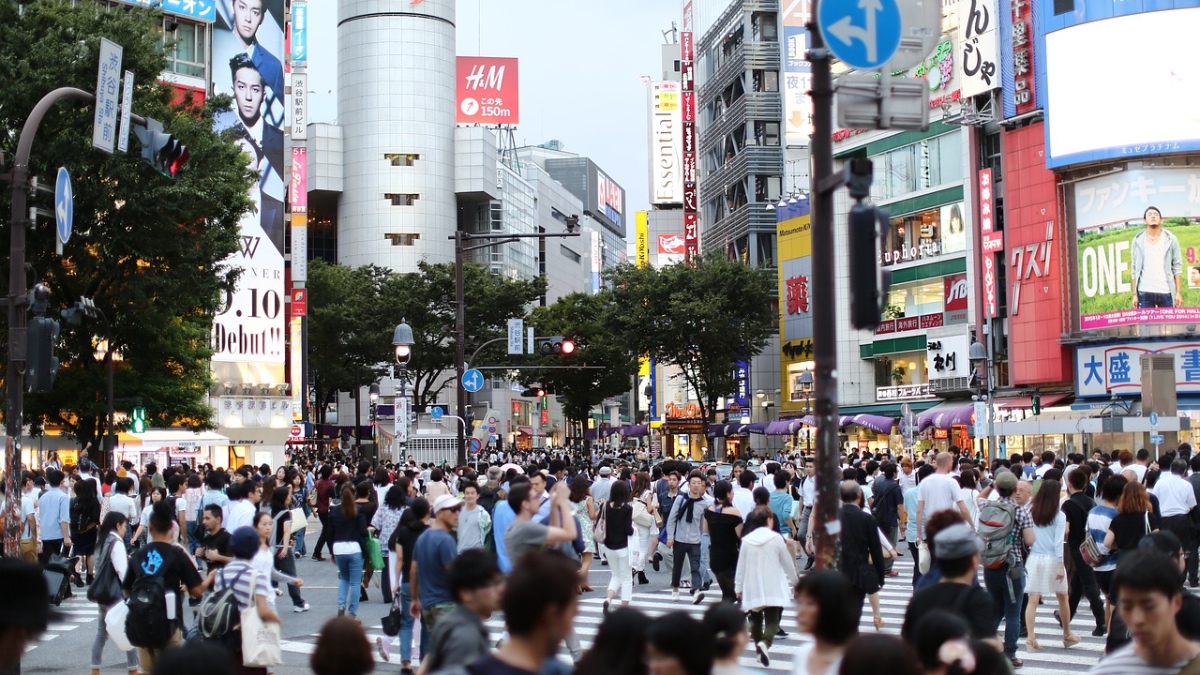 Ein Foto von einer Kreuzung in Tokyo, Japan.