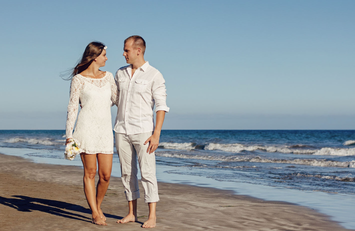 Hochzeitspaar am Strand