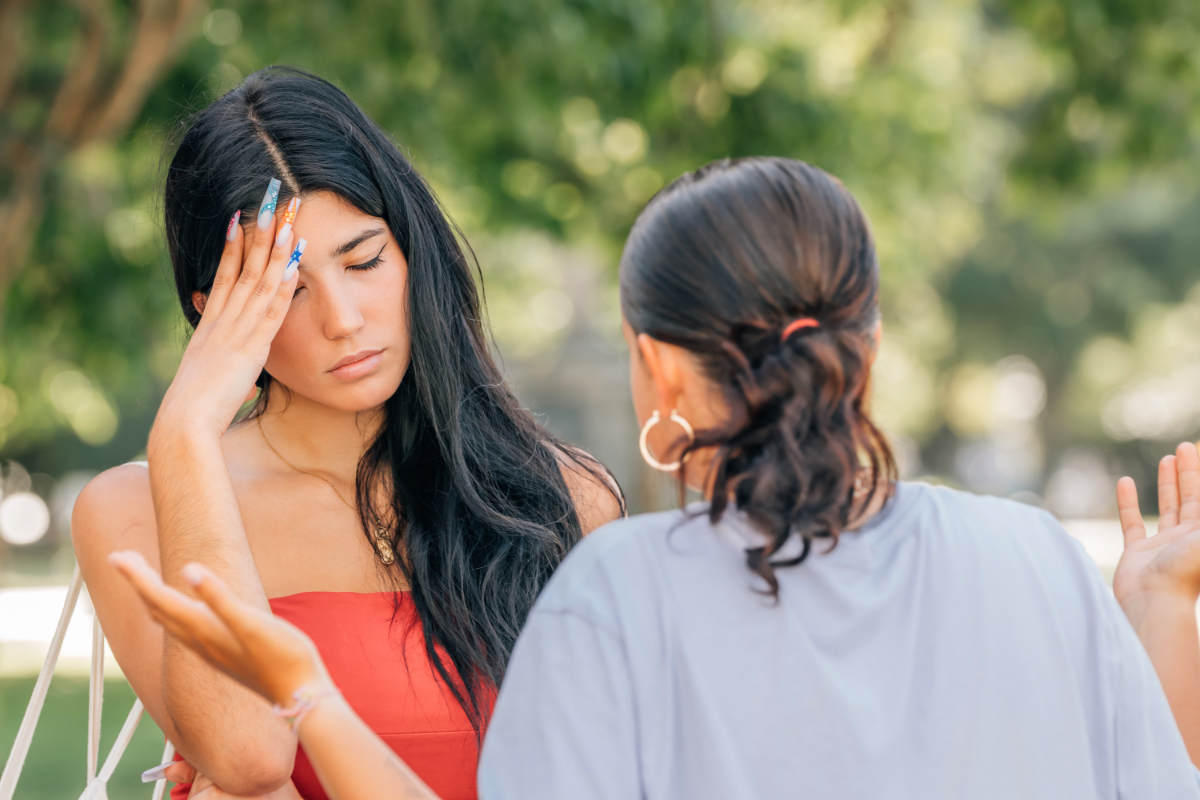 Zwei junge Frauen streiten sich auf der Straße.