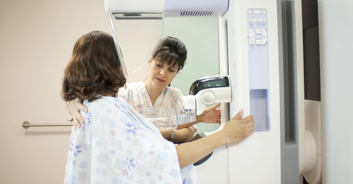 Eine Frau lässt sich im Rahmen einer Mammografie untersuchen