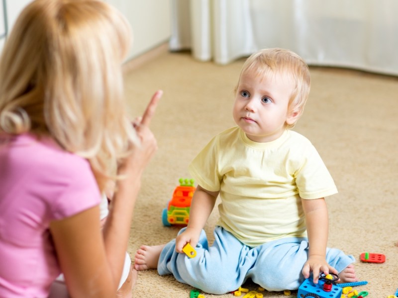 Mutter schimpft mit ihrem kleinen Sohn wegen der Unordnung zu Hause.