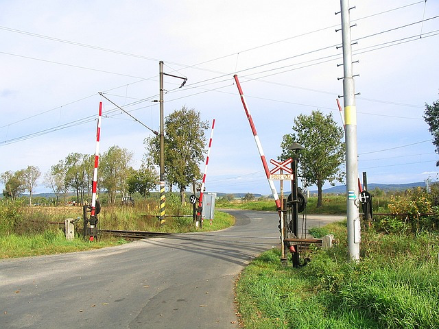 Ein Bahnübergang mit Schranke.