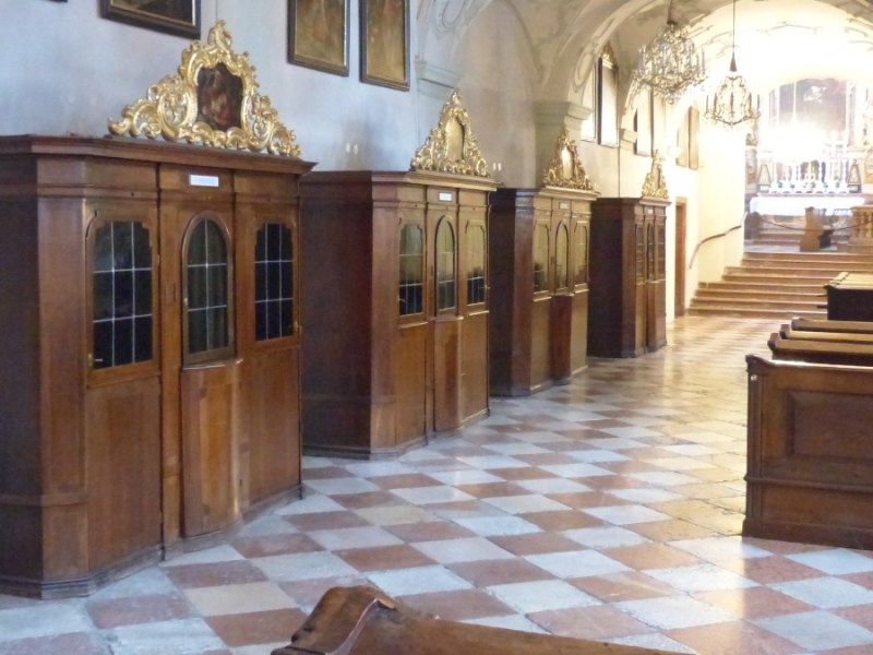 Beichtstühle in einer Kirche.