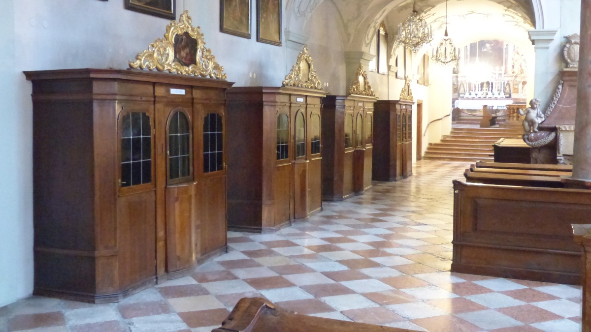 Beichtstühle in einer Kirche.