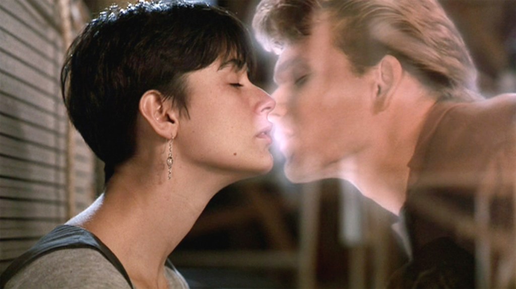 Demi Moore und Patrick Swayze küssen sich in einer Szene des Films 'Ghost'.