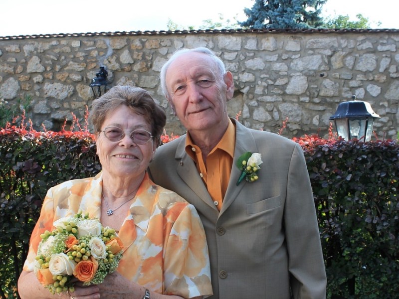 Ein Rentner-Paar auf einer Hochzeit.