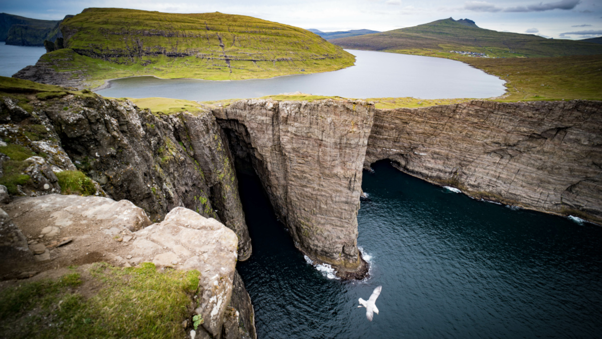 Der Sørvágsvatn oder Leitisvatn ist der größte See der Färöer Inseln.