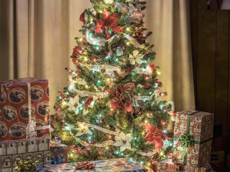 Ein geschmückter Weihnachtsbaum mit Geschenken.