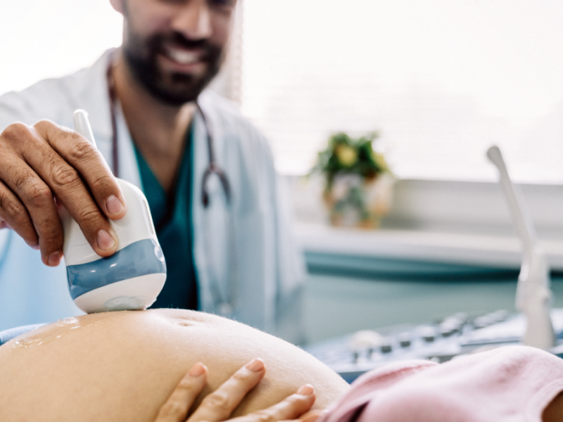 Aufnahme einer schwangeren Frau während einer Ultraschalluntersuchung im Krankenhaus, Klinik.